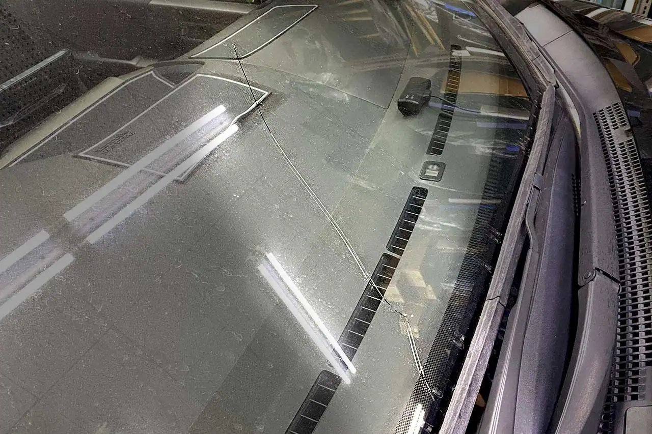 フロントガラスのヒビの例